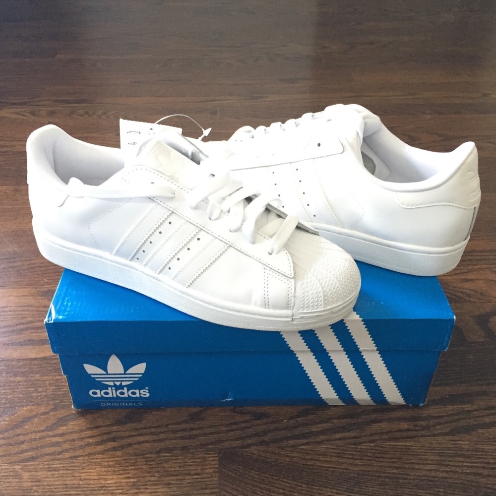 CLASSIC Adidas Shell Toe Superstar.